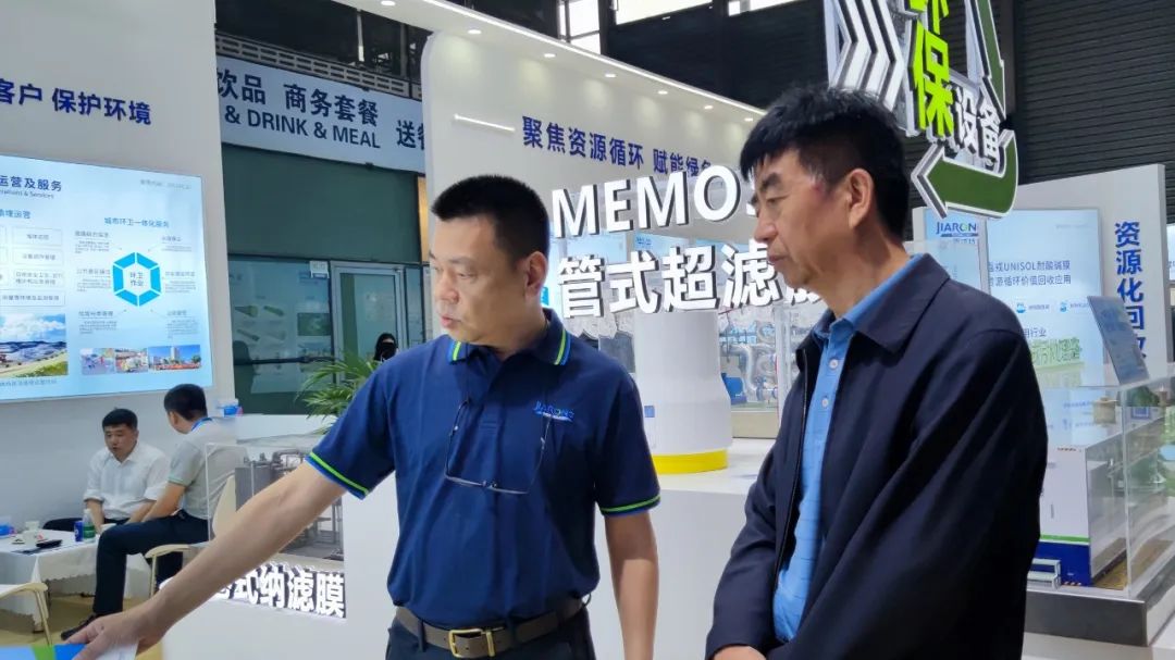 凯发官网k8总经理蒋林煜与客户交谈