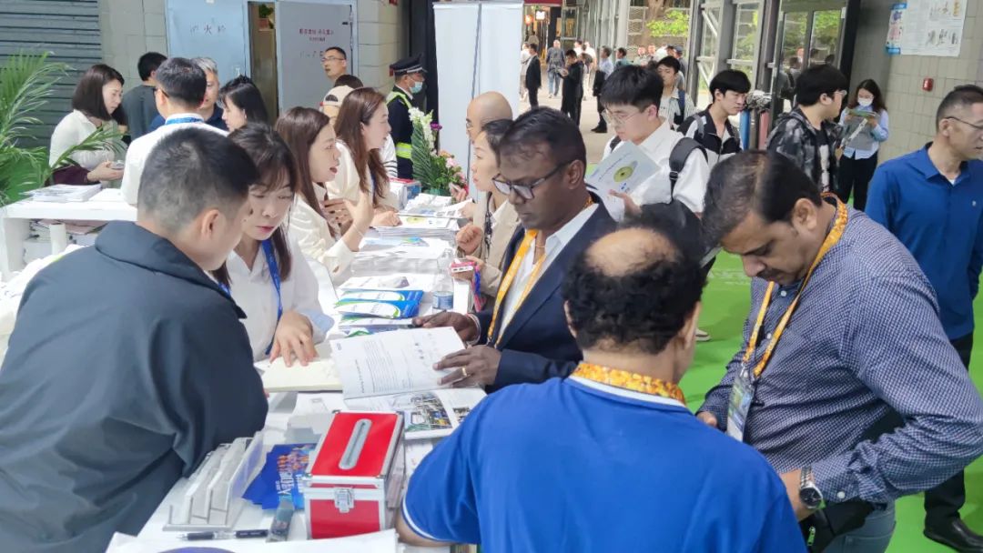 东南亚客户光临凯发官网k8展台咨询污水处理